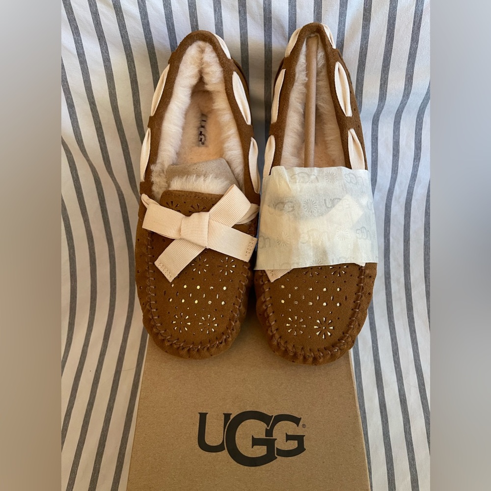 New in Box! UGG Women’s size 8 Dakota Sunshine Perf shoes slippers NEW!